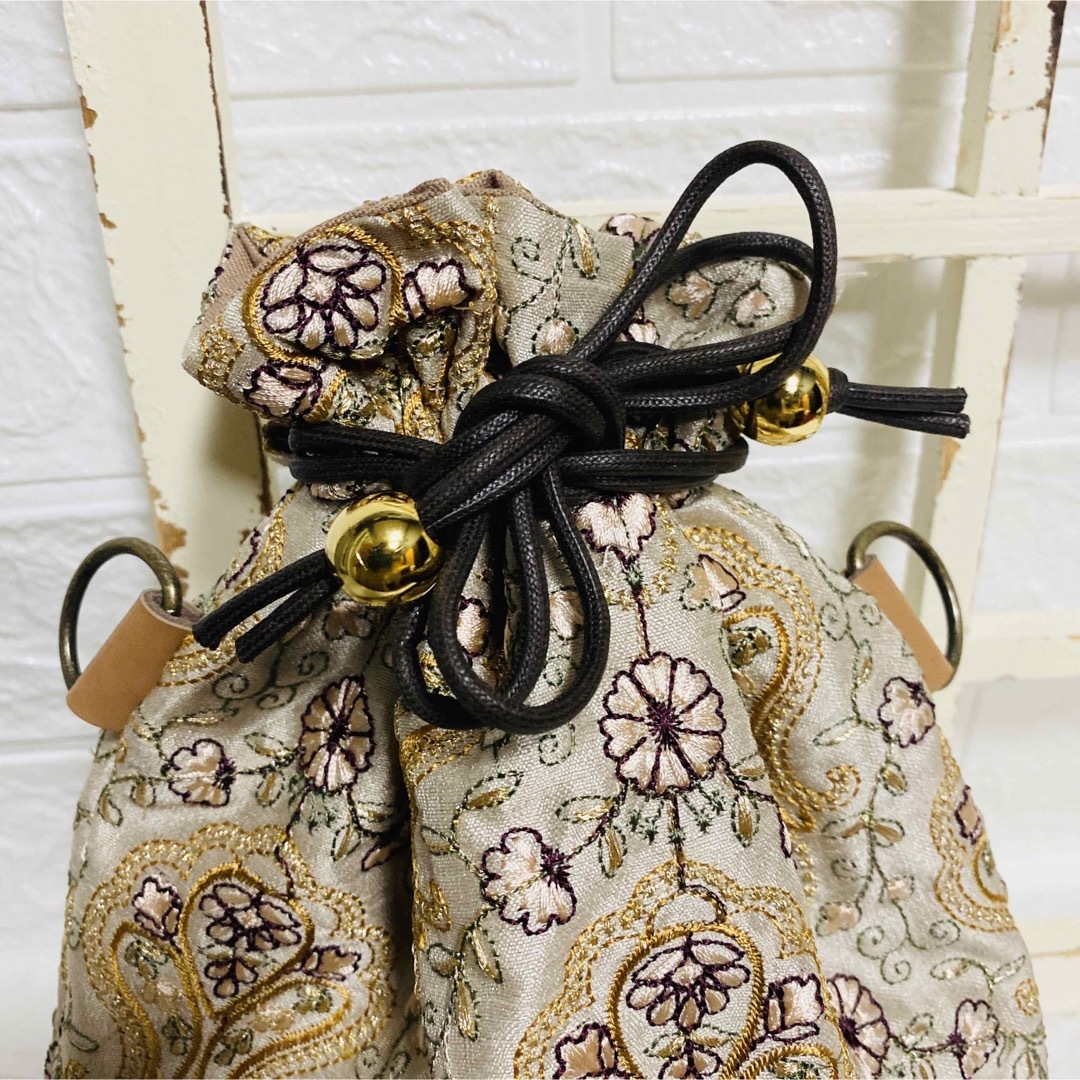 希少生地　インド刺繍生地巾着バッグ　ミニバッグ　ハンドメイド　ショルダーバッグ ハンドメイドのファッション小物(バッグ)の商品写真