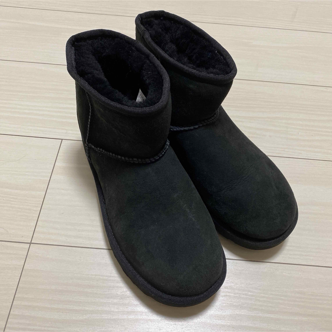 UGG(アグ)のUGG ムートンブーツ　ブラック　25 レディースの靴/シューズ(ブーツ)の商品写真