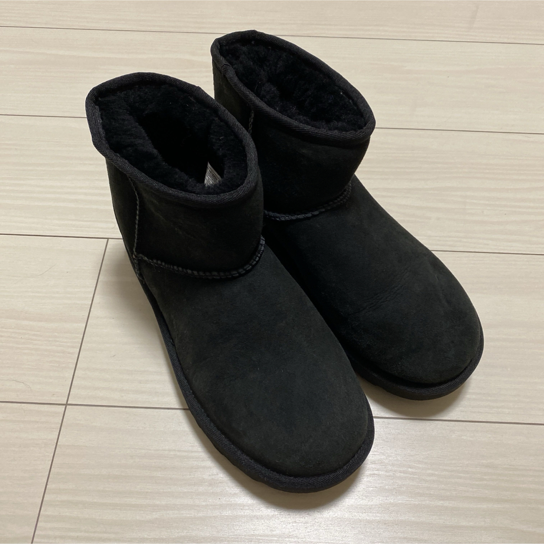 UGG(アグ)のUGG ムートンブーツ　ブラック　25 レディースの靴/シューズ(ブーツ)の商品写真