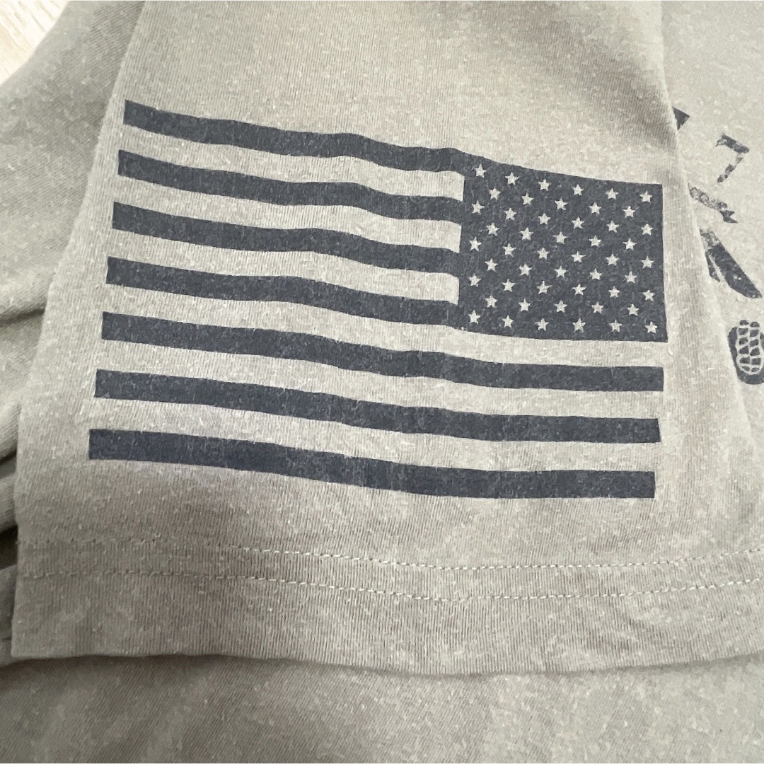 USA古着　Tシャツ　Mサイズ　カーキ　プリント　アメリカ　国旗　クルーネック メンズのトップス(Tシャツ/カットソー(半袖/袖なし))の商品写真