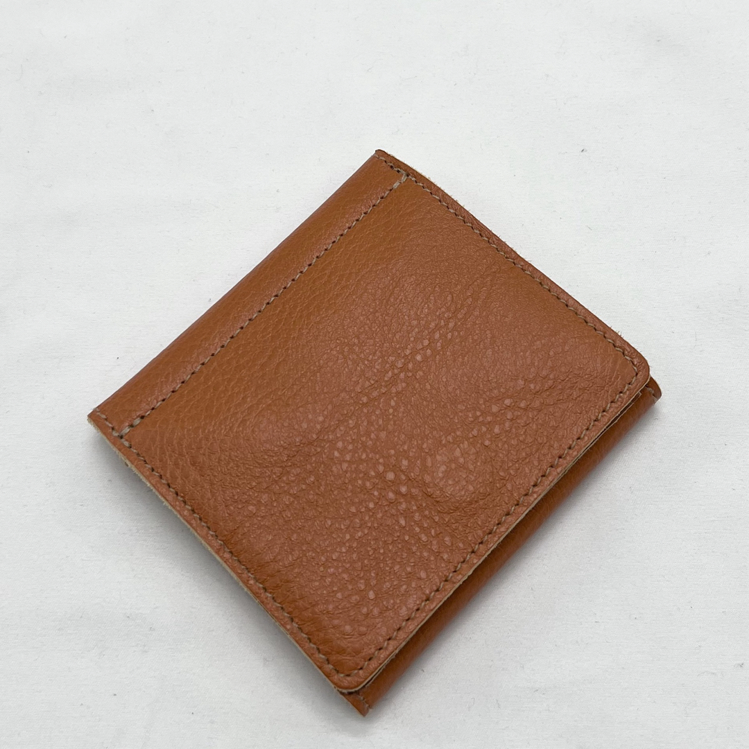IL BISONTE(イルビゾンテ)の【新品未使用】  イルビゾンテ  コンパクト二つ折り財布　キャラメル（ヤキヌメ） レディースのファッション小物(財布)の商品写真
