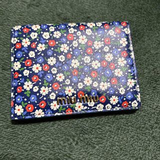 ミュウミュウ(miumiu)のmiumiu 花柄　二つ折り財布(財布)