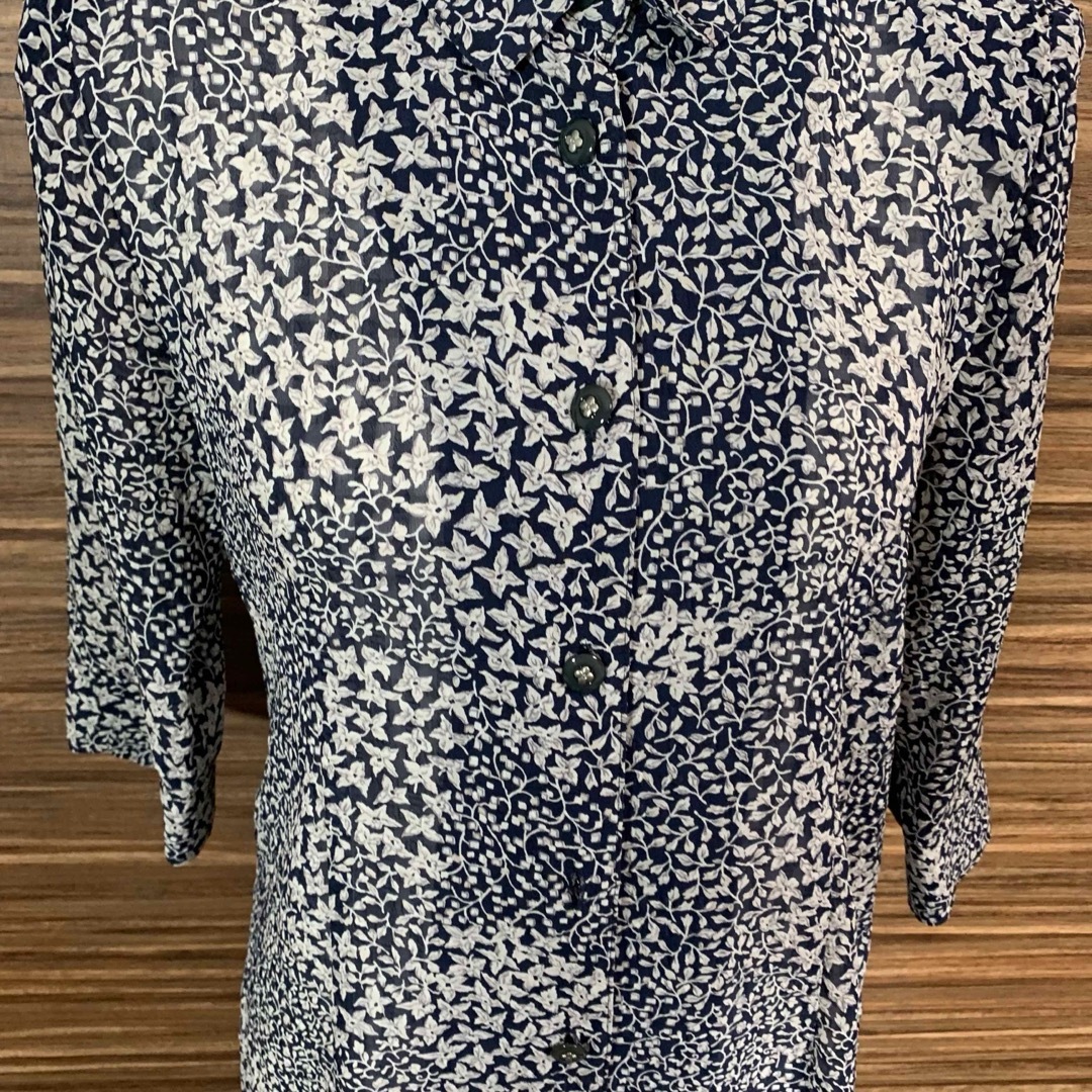 MODE KOYU モードコーユ シャツ 9号 M相当 花柄 総柄 紺色 七分 レディースのトップス(シャツ/ブラウス(長袖/七分))の商品写真