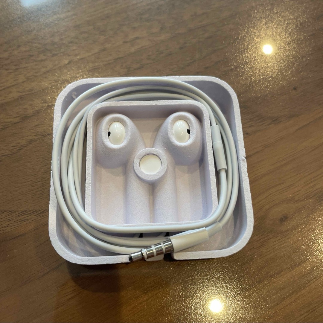Apple(アップル)のiPodイヤホン スマホ/家電/カメラのオーディオ機器(ヘッドフォン/イヤフォン)の商品写真