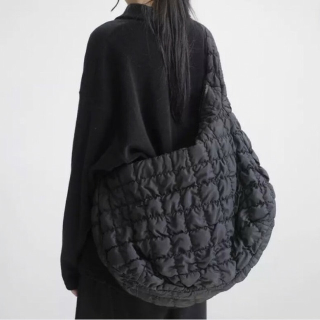 キルティング ビッグショルダーバッグ 黒 ブラック モノトーン 大容量 新品 レディースのバッグ(ショルダーバッグ)の商品写真