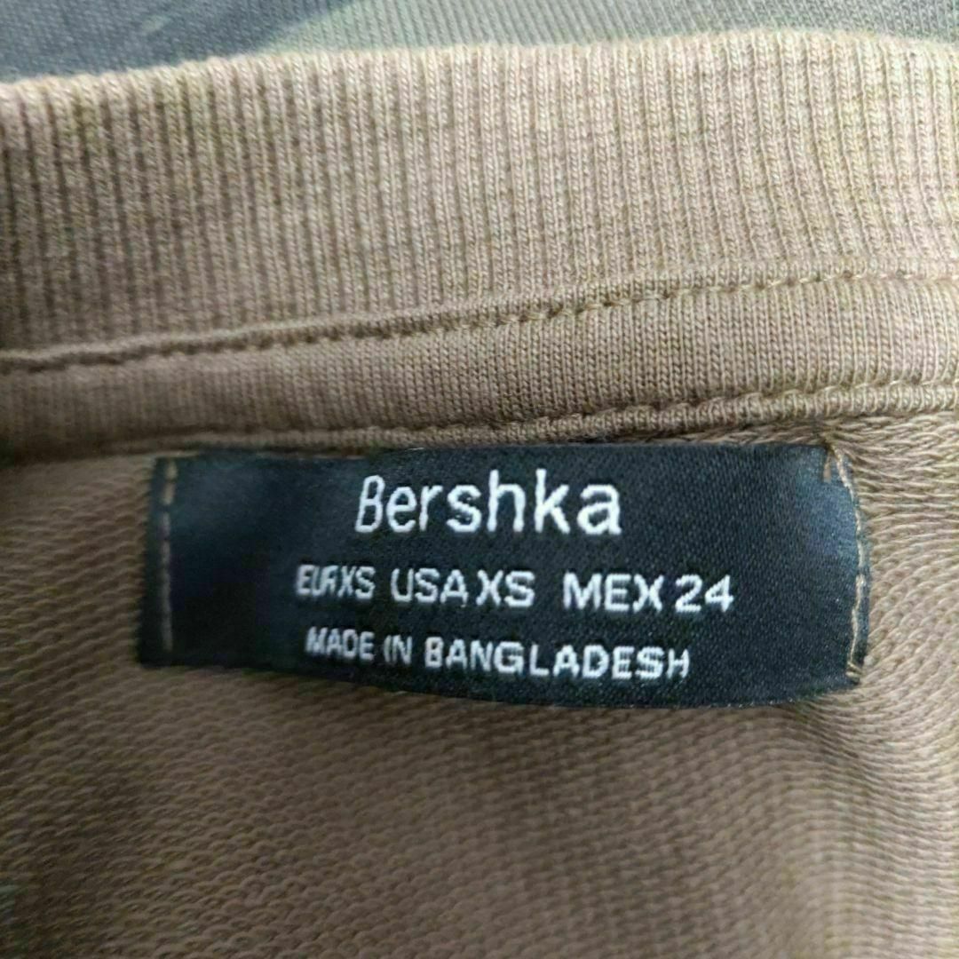 Bershka(ベルシュカ)のベルシュカ ショート丈 迷彩柄 長袖スウェットシャツ カーキ US-XS レディースのトップス(トレーナー/スウェット)の商品写真