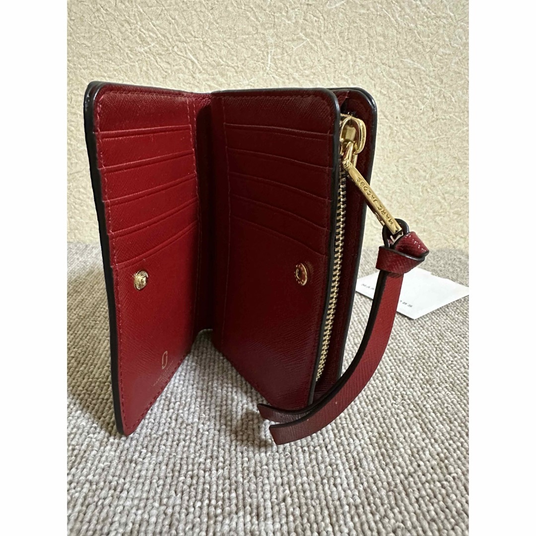 MARC JACOBS(マークジェイコブス)の【新品未使用】MARC JACOBS ザ スナップショット コンパクトウォレット レディースのファッション小物(財布)の商品写真