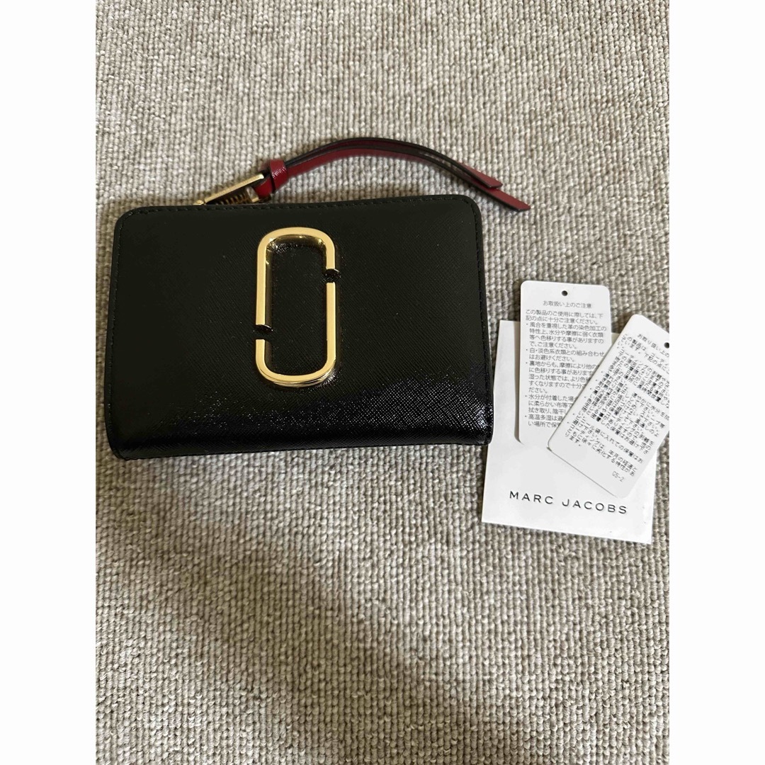 MARC JACOBS(マークジェイコブス)の【新品未使用】MARC JACOBS ザ スナップショット コンパクトウォレット レディースのファッション小物(財布)の商品写真