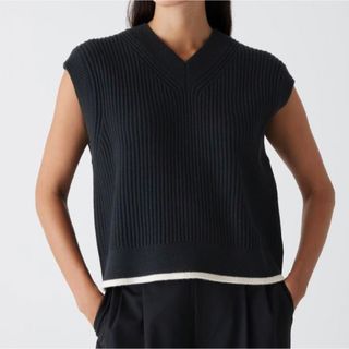 ユニクロ(UNIQLO)の新品未使用！UNIQLOC Vネックベスト 黒(ベスト/ジレ)