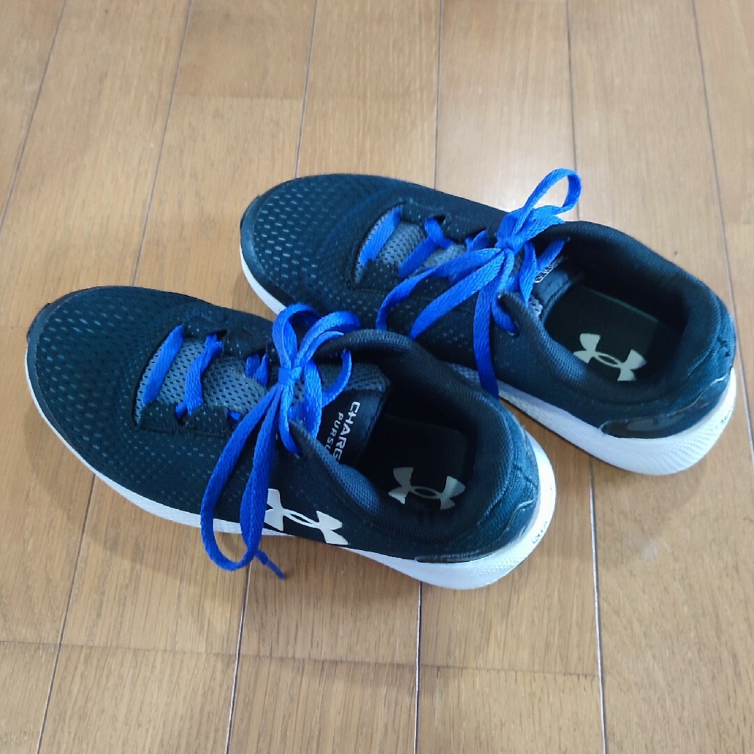 UNDER ARMOUR(アンダーアーマー)のアンダーアーマー サイズ22.5センチ キッズ/ベビー/マタニティのキッズ靴/シューズ(15cm~)(スニーカー)の商品写真