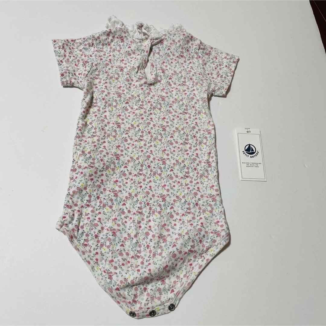 PETIT BATEAU(プチバトー)のプチバトー　花柄ロンパース　半袖　ボディ　24m 2y 86cm キッズ/ベビー/マタニティのベビー服(~85cm)(ロンパース)の商品写真