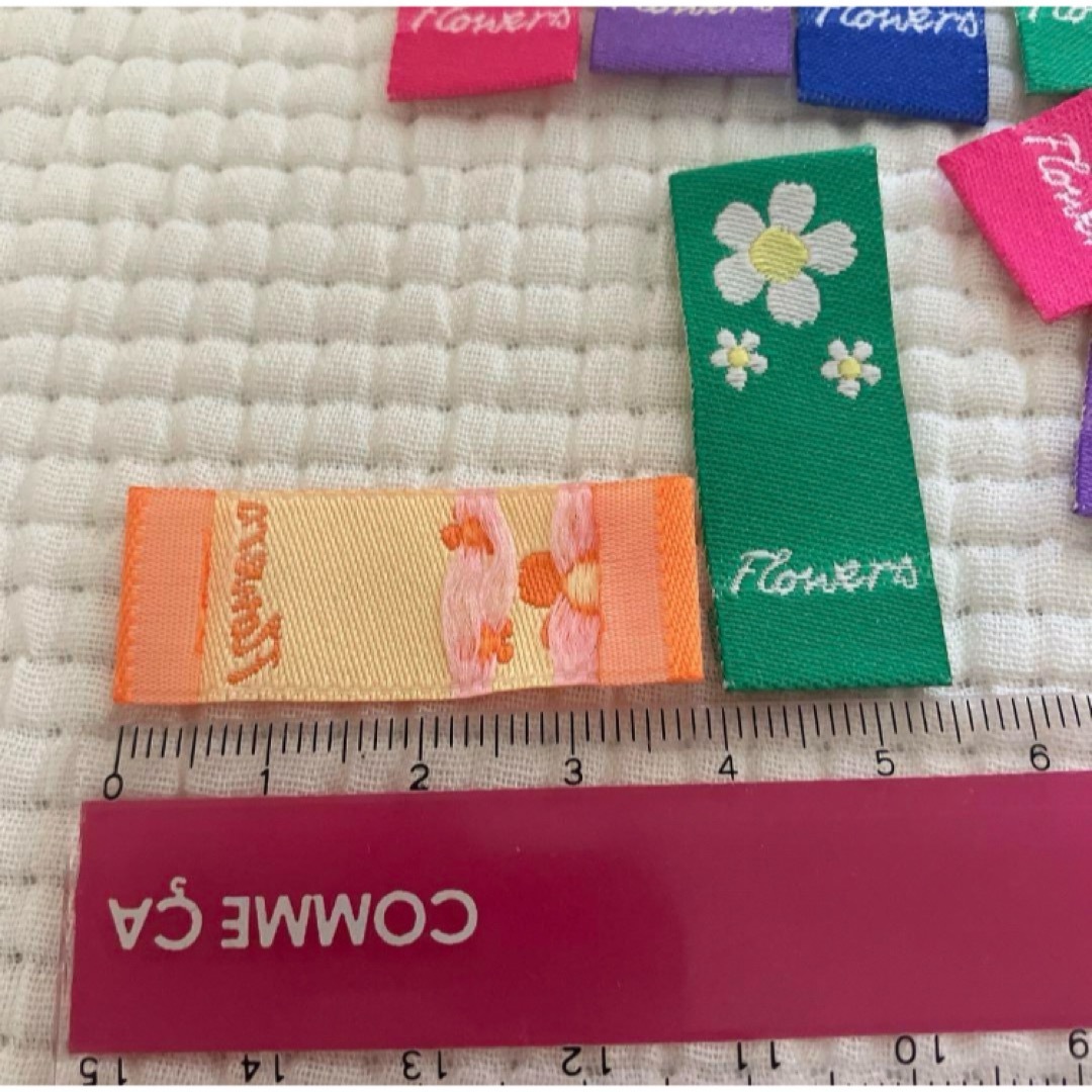 新品未使用　13枚　ハンドメイドタグ　布の折り込みタグ　フラワー　ピンク　緑 ハンドメイドの素材/材料(各種パーツ)の商品写真