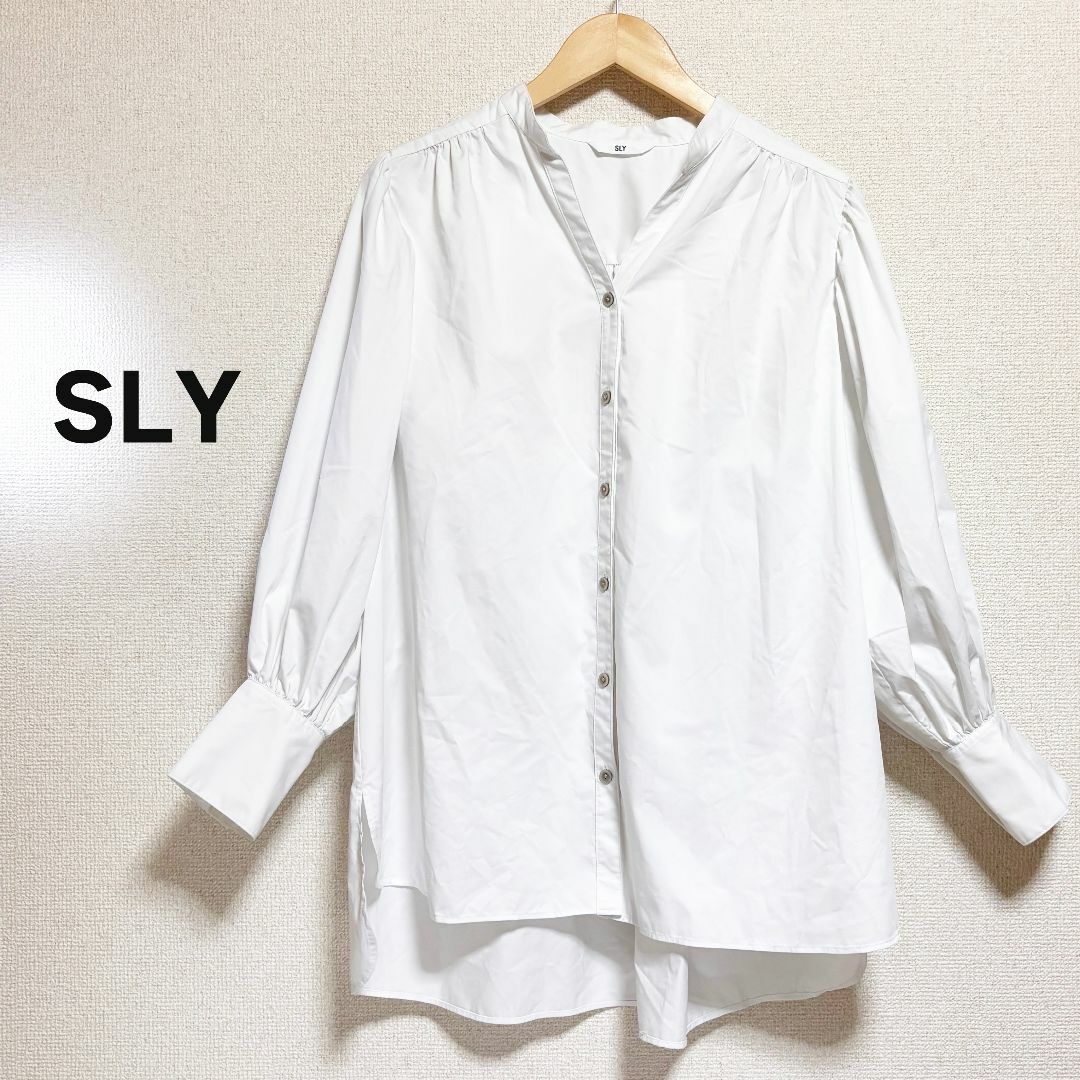 SLY(スライ)のSLY　スライ　ブラウス　白　オーバーサイズ　ボリューム袖　体型隠し　シャツ レディースのトップス(シャツ/ブラウス(長袖/七分))の商品写真