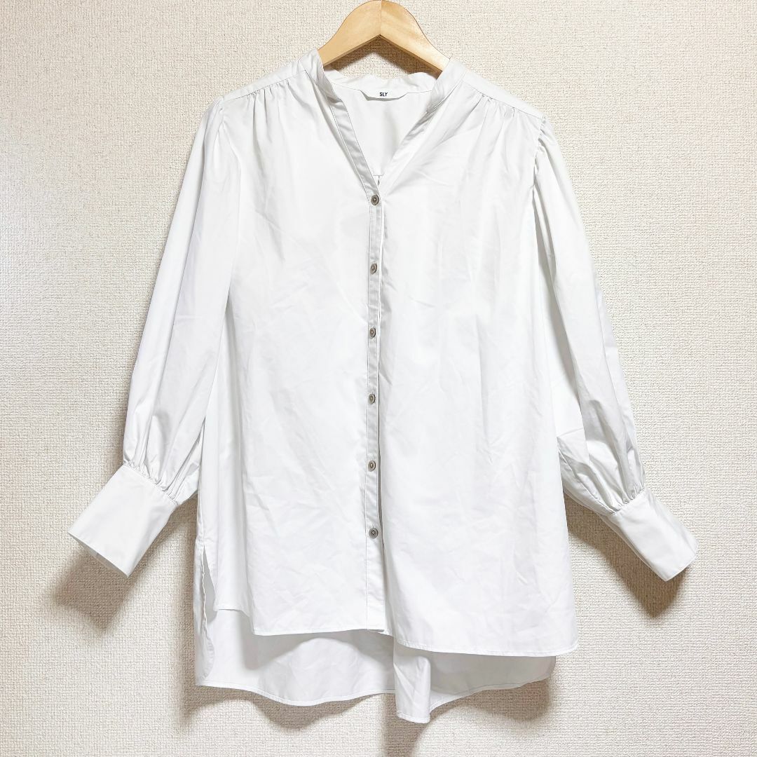 SLY(スライ)のSLY　スライ　ブラウス　白　オーバーサイズ　ボリューム袖　体型隠し　シャツ レディースのトップス(シャツ/ブラウス(長袖/七分))の商品写真