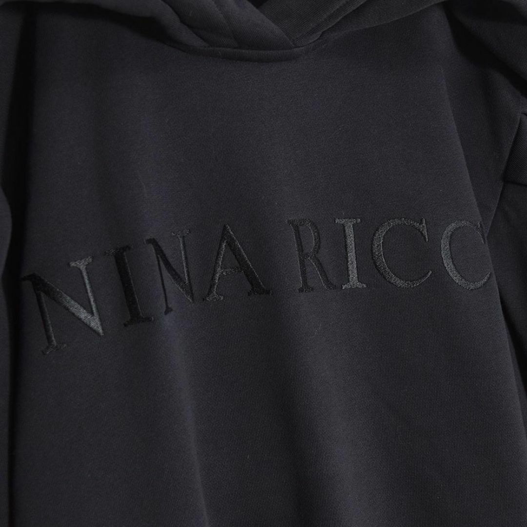 NINA RICCI(ニナリッチ)の23AW 未使用 NINA RICCI ロゴ刺繍 クロップ フーディ パーカー レディースのトップス(パーカー)の商品写真