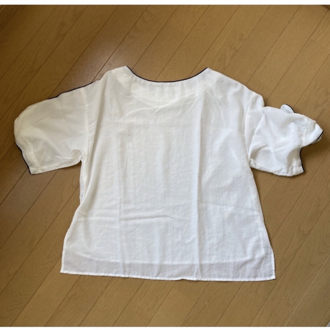Discoat(ディスコート)のDiscoat白リボントップス レディースのトップス(カットソー(半袖/袖なし))の商品写真