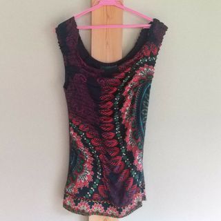 デシグアル(DESIGUAL)のデシグアル トップス（刺繍糸ライン)(カットソー(半袖/袖なし))