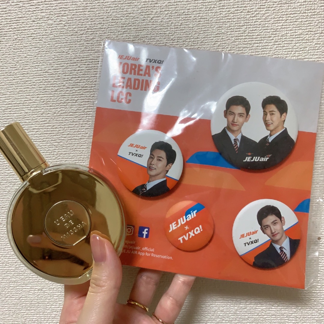 MISSHA(ミシャ)の東方神起 MISSHA ミシャ 香水 ゴールド JEJUair 缶バッジ付き コスメ/美容の香水(香水(女性用))の商品写真