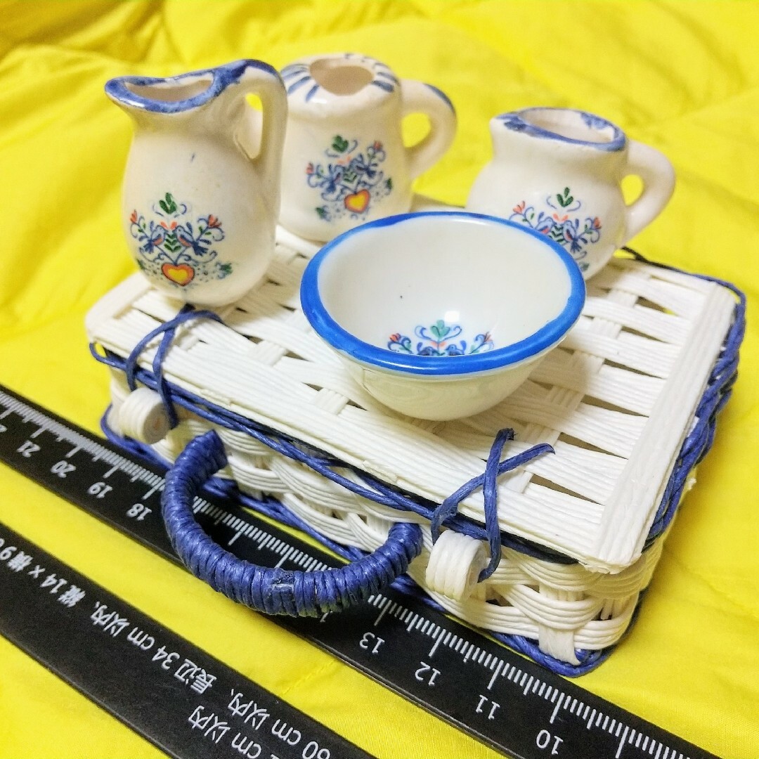 ドールハウスミニチュア　陶器セット　ハンドメイドバスケット(白青) ハンドメイドのおもちゃ(ミニチュア)の商品写真