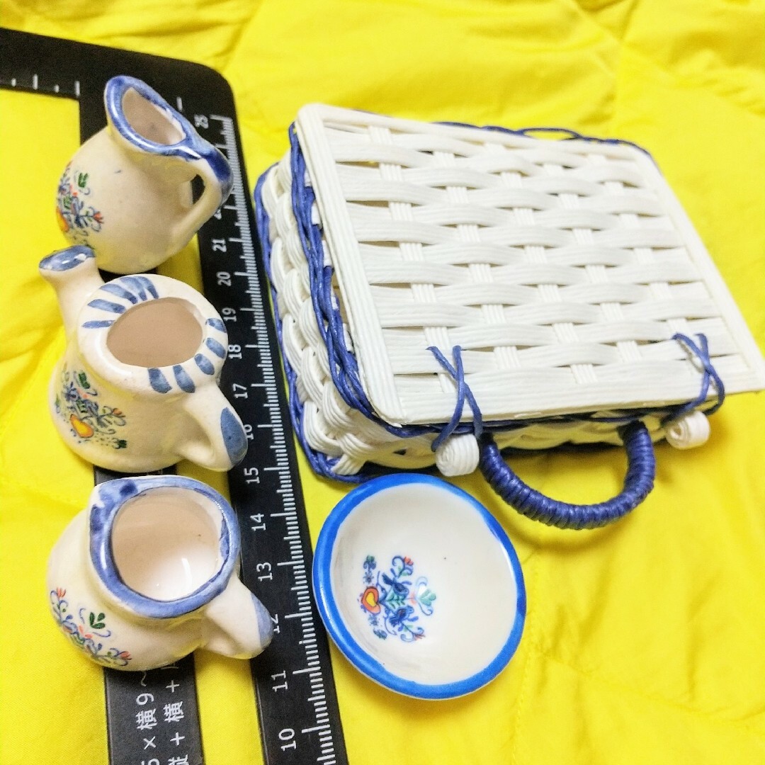 ドールハウスミニチュア　陶器セット　ハンドメイドバスケット(白青) ハンドメイドのおもちゃ(ミニチュア)の商品写真