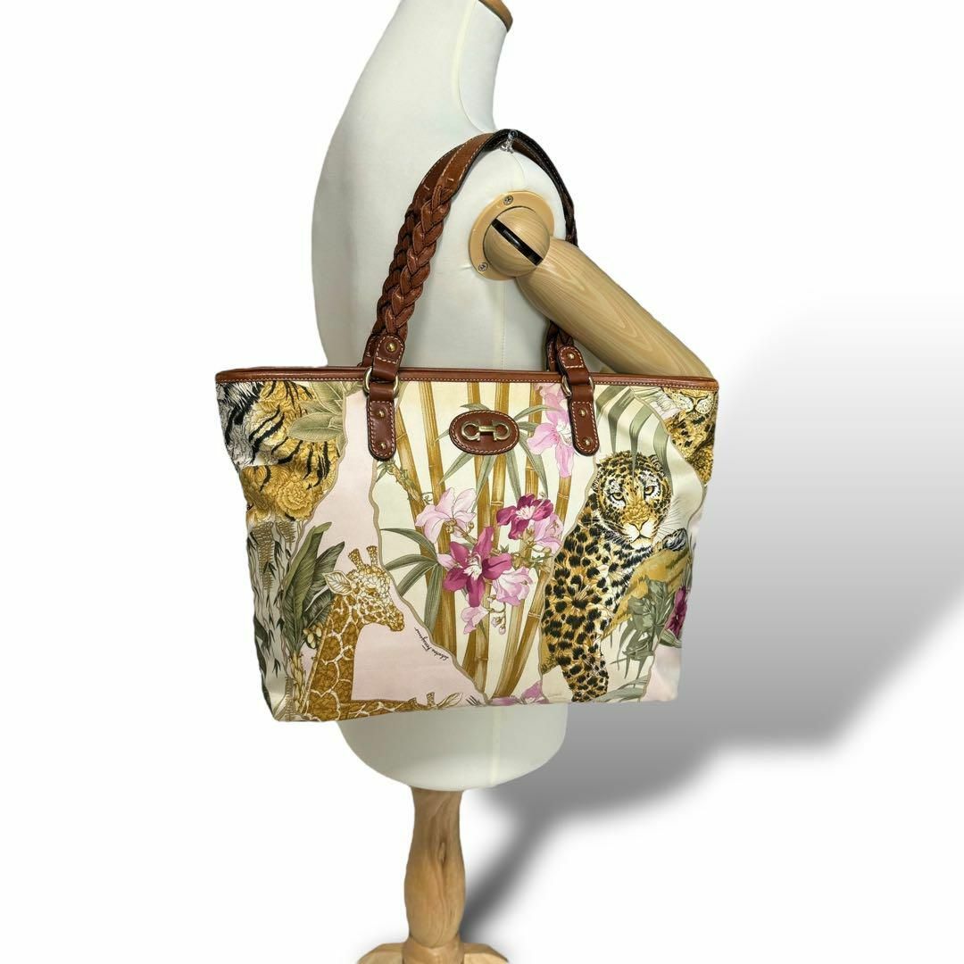 Salvatore Ferragamo(サルヴァトーレフェラガモ)の美品 フェラガモ トートバッグ アニマル 花柄 総柄 肩掛け A4 マルチカラー レディースのバッグ(トートバッグ)の商品写真