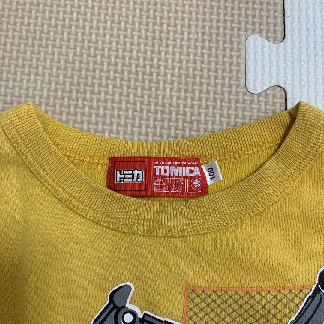 Takara Tomy(タカラトミー)のトミカ  キッズ　イエロー　ショベルカー　Tシャツ　100cm キッズ/ベビー/マタニティのキッズ服男の子用(90cm~)(Tシャツ/カットソー)の商品写真