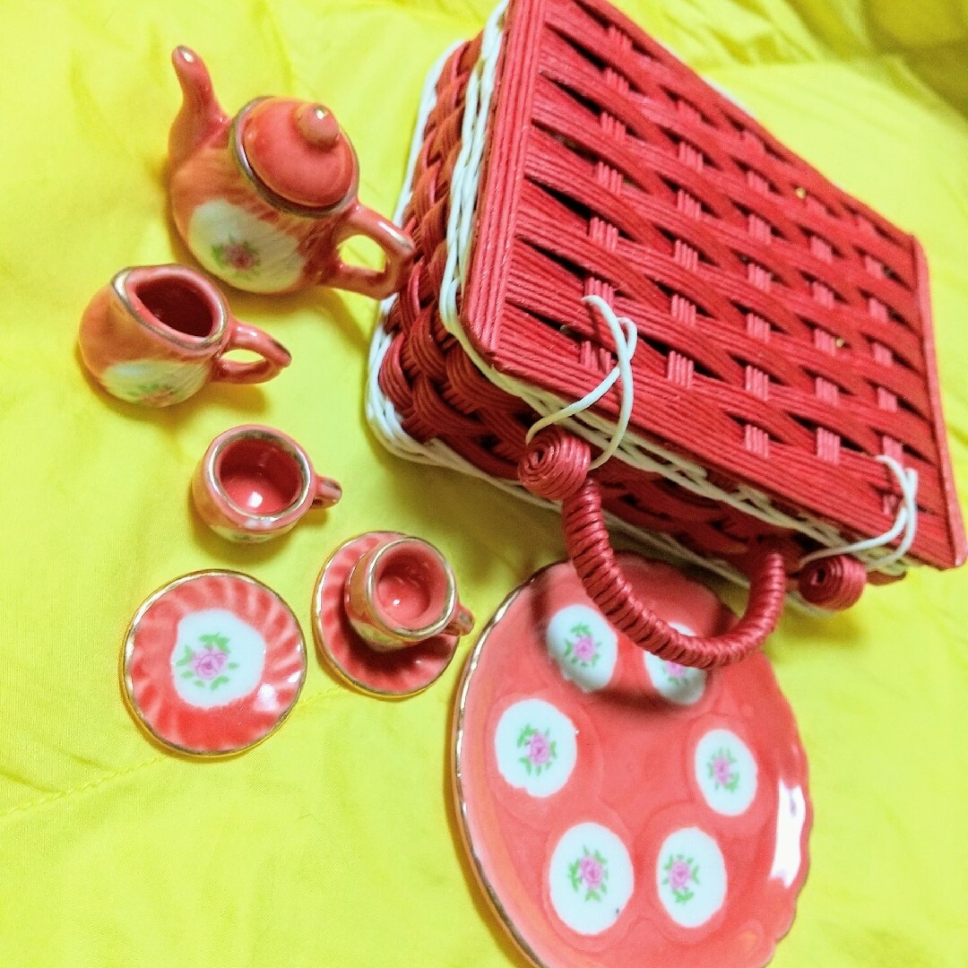 【新品】ドールハウス　ミニチュア　ティーセット　ハンドメイドバスケット(RED) ハンドメイドのおもちゃ(ミニチュア)の商品写真