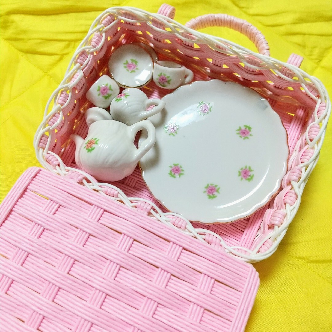 【新品】ドールハウスミニチュアティーセット　ハンドメイドバスケット(白ピンク) ハンドメイドのおもちゃ(ミニチュア)の商品写真