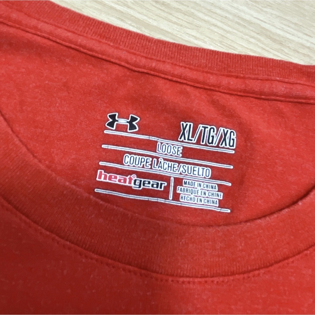 UNDER ARMOUR(アンダーアーマー)のアンダーアーマー　Tシャツ　ウェア　XL　レッド　赤　プリント　ロゴ　USA古着 メンズのトップス(Tシャツ/カットソー(半袖/袖なし))の商品写真