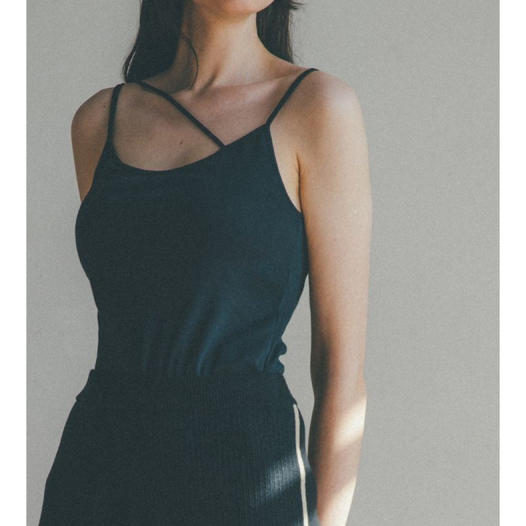 CLANE(クラネ)のCLANE SLANT STRAP CAMI TOPS BLACK レディースのトップス(キャミソール)の商品写真