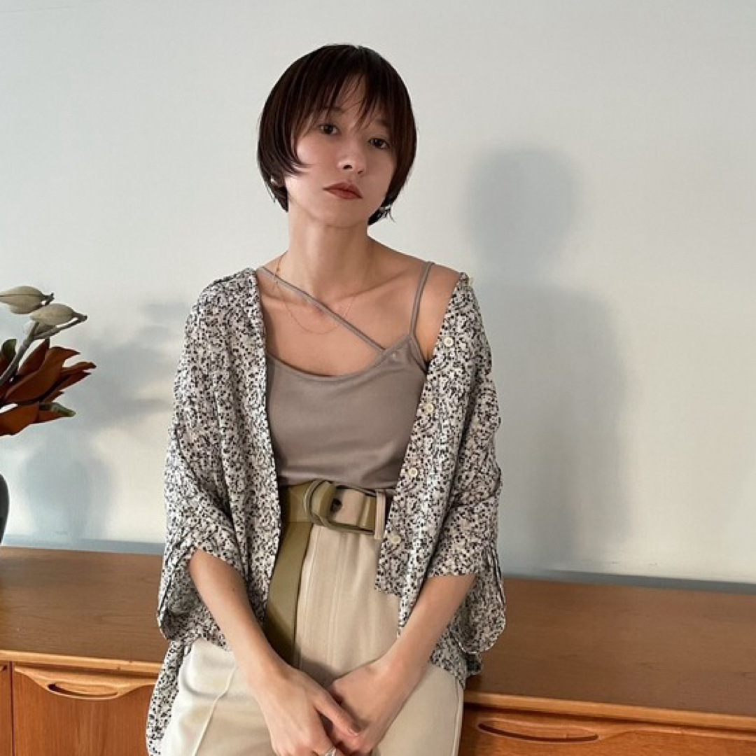 CLANE(クラネ)のCLANE SLANT STRAP CAMI TOPS ベージュ レディースのトップス(キャミソール)の商品写真