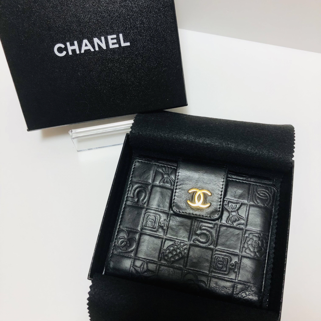 CHANEL(シャネル)の【箱付き】シャネル 二つ折り財布　アイコン Wホックココマーク ブラック レザー レディースのファッション小物(財布)の商品写真