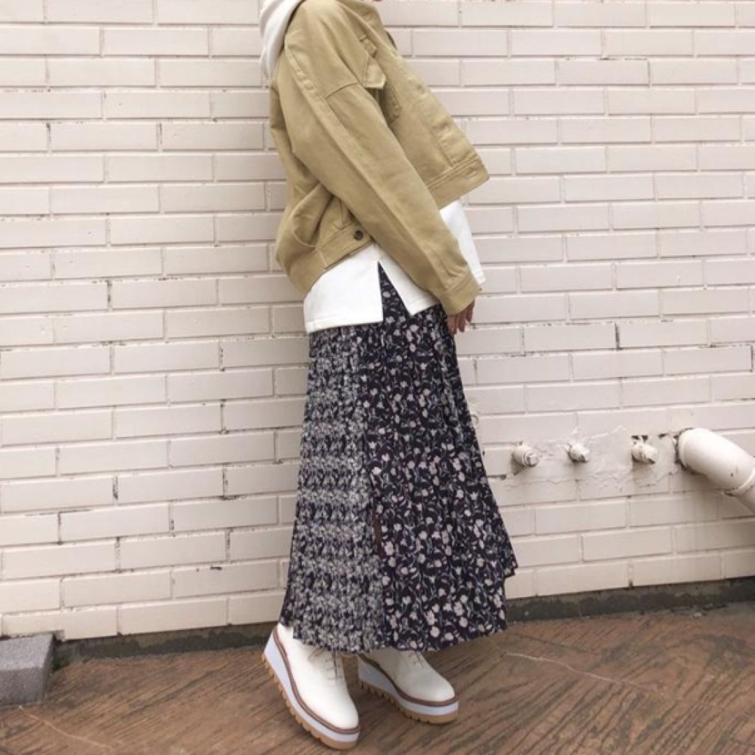 OZOC(オゾック)の【新品タグ付】OZOC花柄プリーツスカート　黒　ロングスカート　Mサイズ レディースのスカート(ロングスカート)の商品写真
