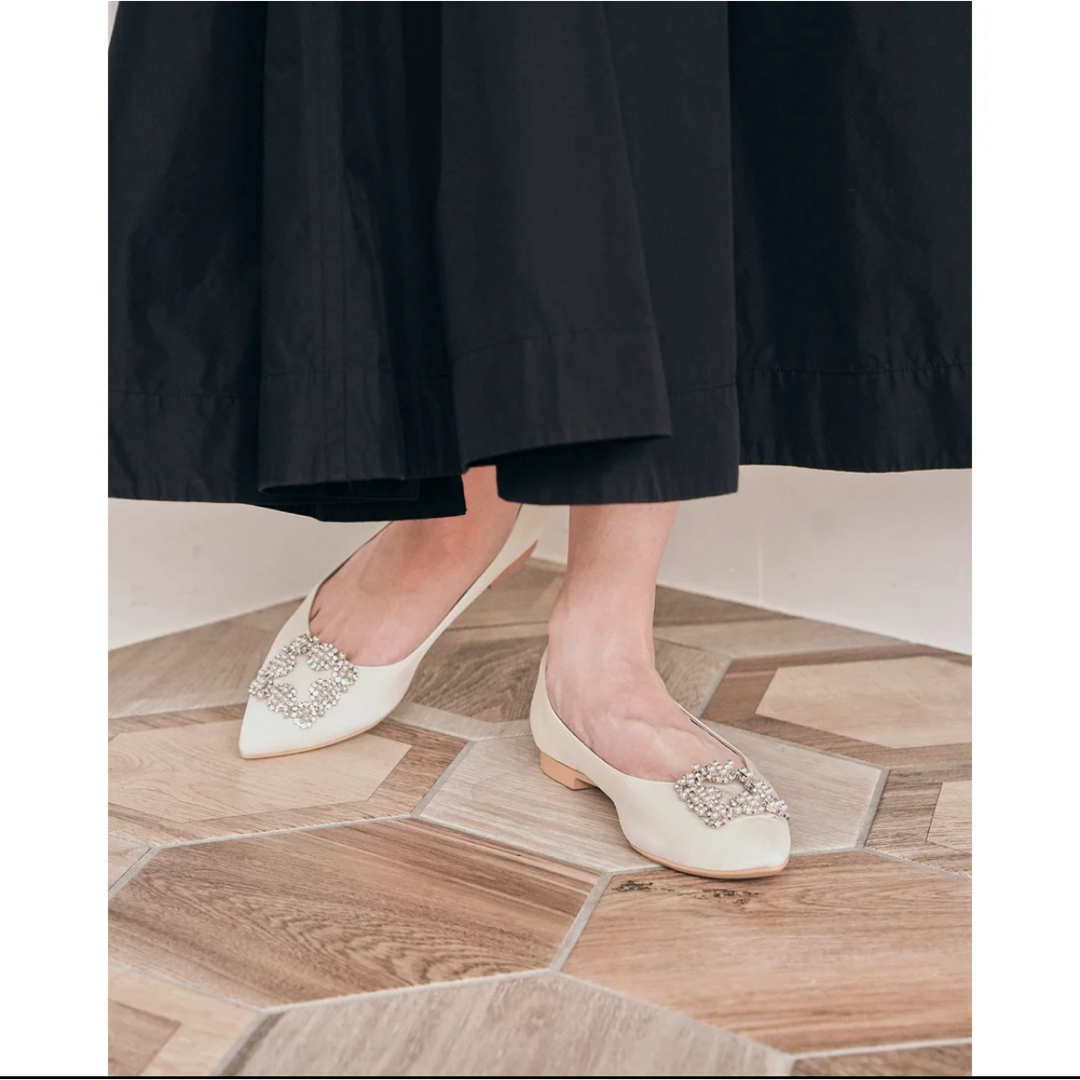 フラット ビジューバックル パンプス （ホワイト サテン） レディースの靴/シューズ(ハイヒール/パンプス)の商品写真