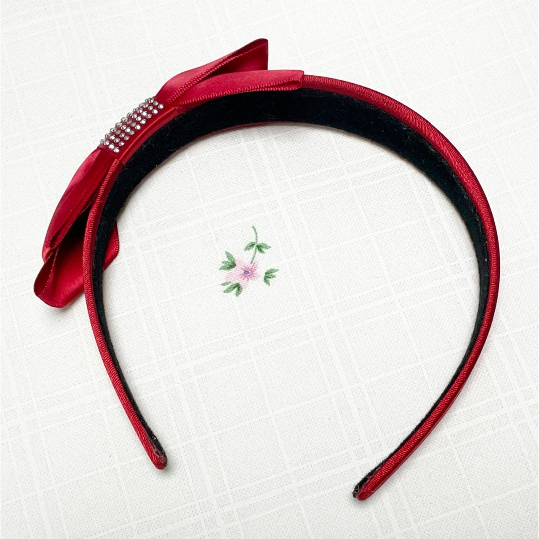 H&M(エイチアンドエム)の新品 H&M リボン サテン ストーン付き カチューシャ 赤色 レッド レディースのヘアアクセサリー(バレッタ/ヘアクリップ)の商品写真