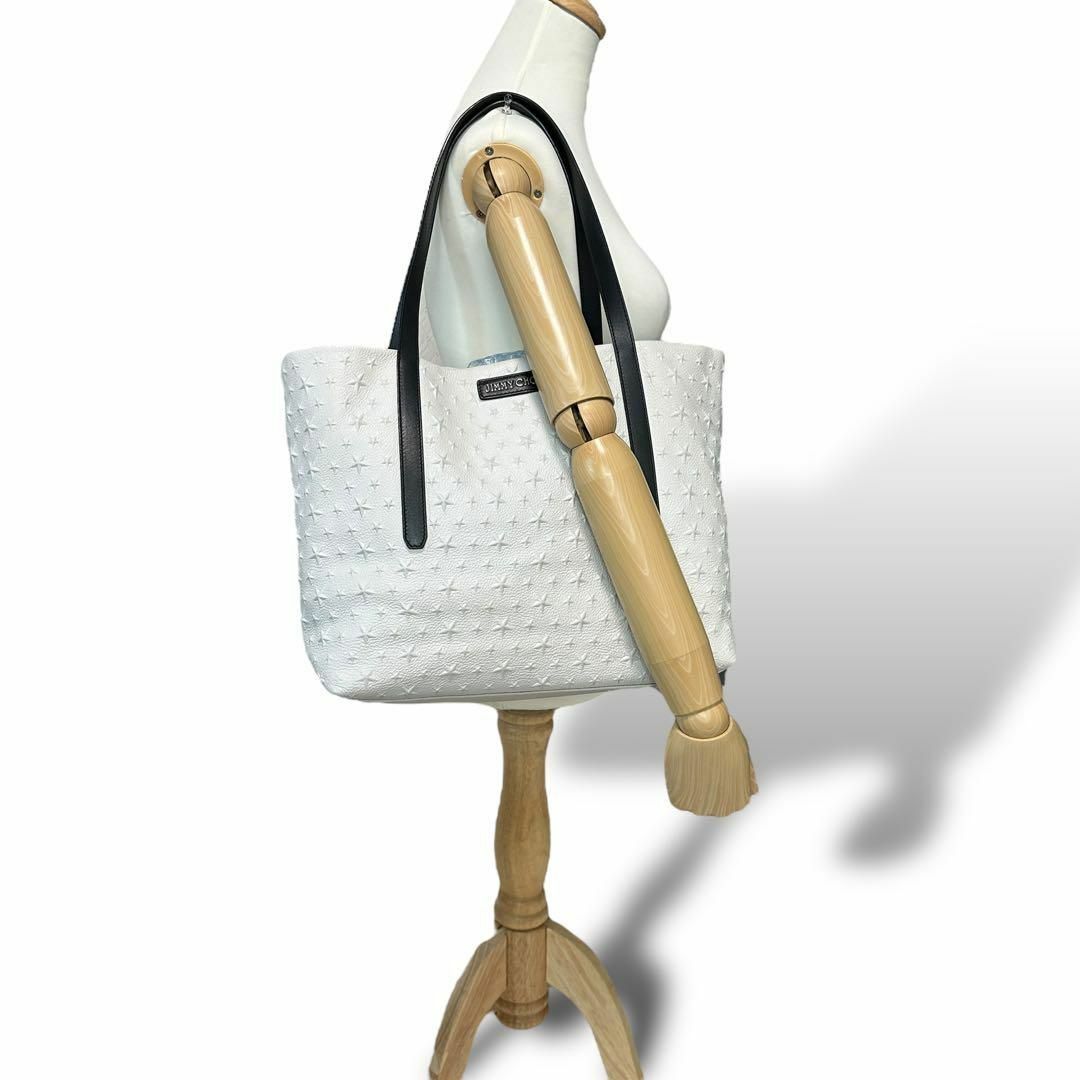 JIMMY CHOO(ジミーチュウ)の美品 ジミーチュウ トートバッグ スター エンボス ピムリコ オフホワイト レディースのバッグ(トートバッグ)の商品写真