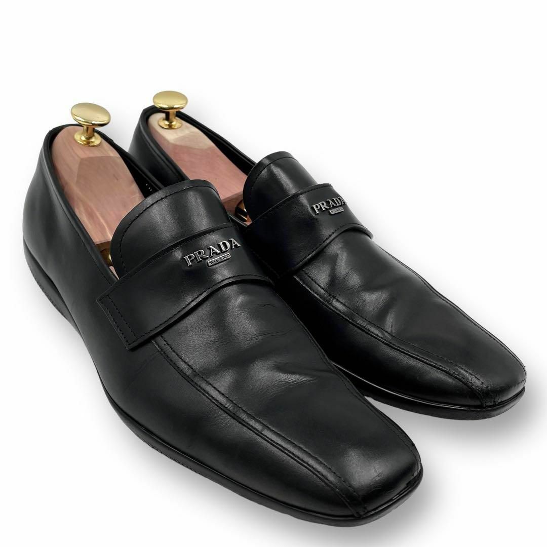 PRADA(プラダ)の良品 PRADA ローファー ハーフサドル ロゴ入り ブラック 7表記 メンズの靴/シューズ(ブーツ)の商品写真