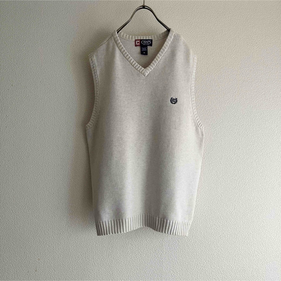 CHAPS(チャップス)の古着 “CHAPS” Knit Vest / ロゴ刺繍 月桂樹 オフホワイト メンズのトップス(ベスト)の商品写真
