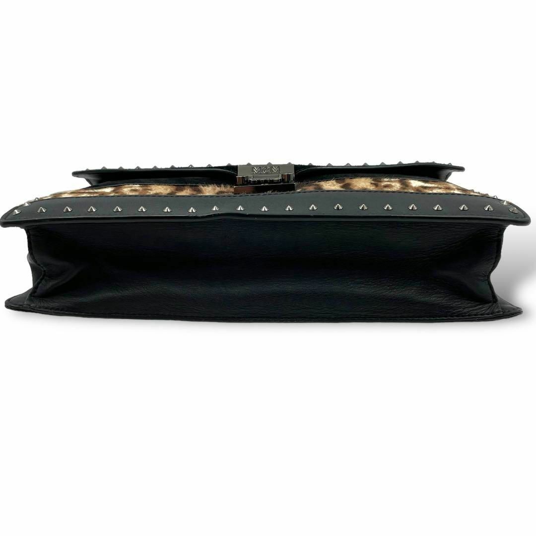 MCM(エムシーエム)の希少 MCM ショルダーバッグ スエード ハラコ スタッズ フラップ式 ブラック レディースのバッグ(ショルダーバッグ)の商品写真