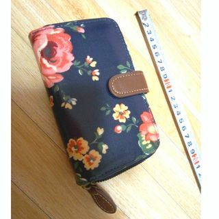 ☆Cath Kidston 花柄 ネイビー お札も硬貨もカード入れも充実☆