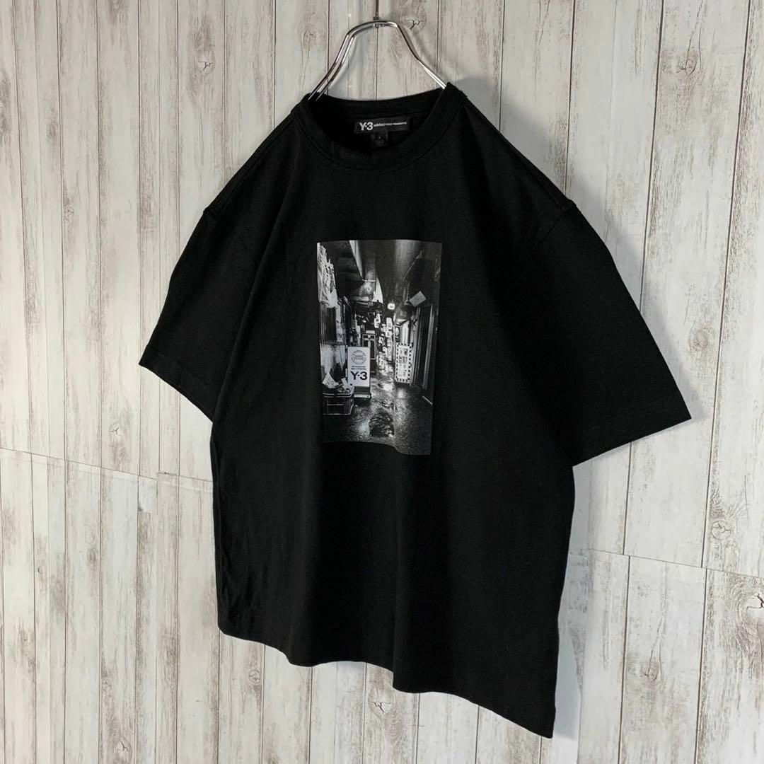 Y-3(ワイスリー)の【超希少モデル】Y-3 ワイスリー センターロゴ 飲屋街 グラフィック Tシャツ メンズのトップス(Tシャツ/カットソー(半袖/袖なし))の商品写真