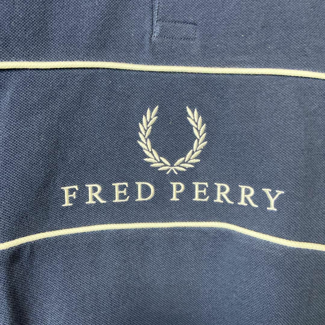 FRED PERRY(フレッドペリー)の【タグ付き、センター刺繍ロゴ】FRED PERRYポロシャツ紺半袖在原みゆ紀 メンズのトップス(ポロシャツ)の商品写真