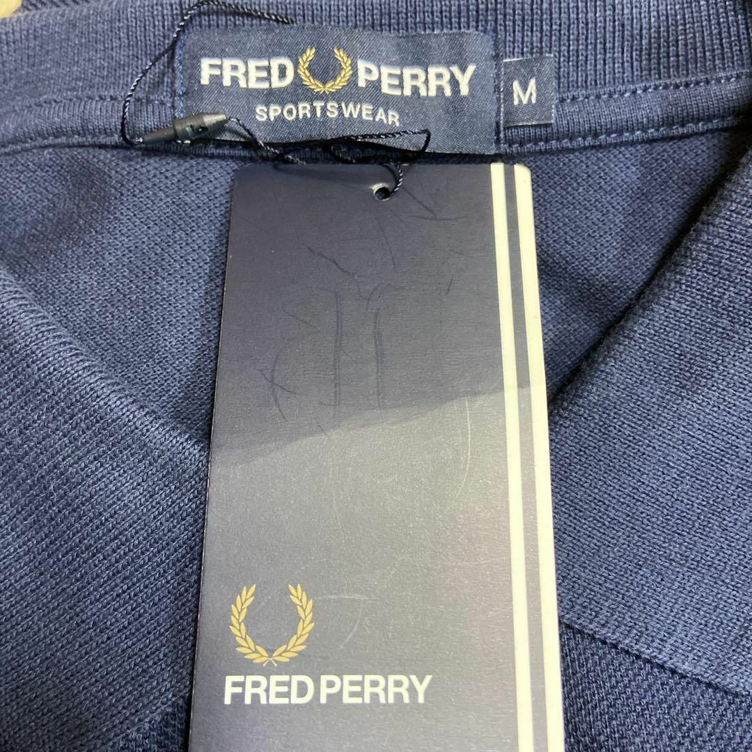 FRED PERRY(フレッドペリー)の【タグ付き、センター刺繍ロゴ】FRED PERRYポロシャツ紺半袖在原みゆ紀 メンズのトップス(ポロシャツ)の商品写真