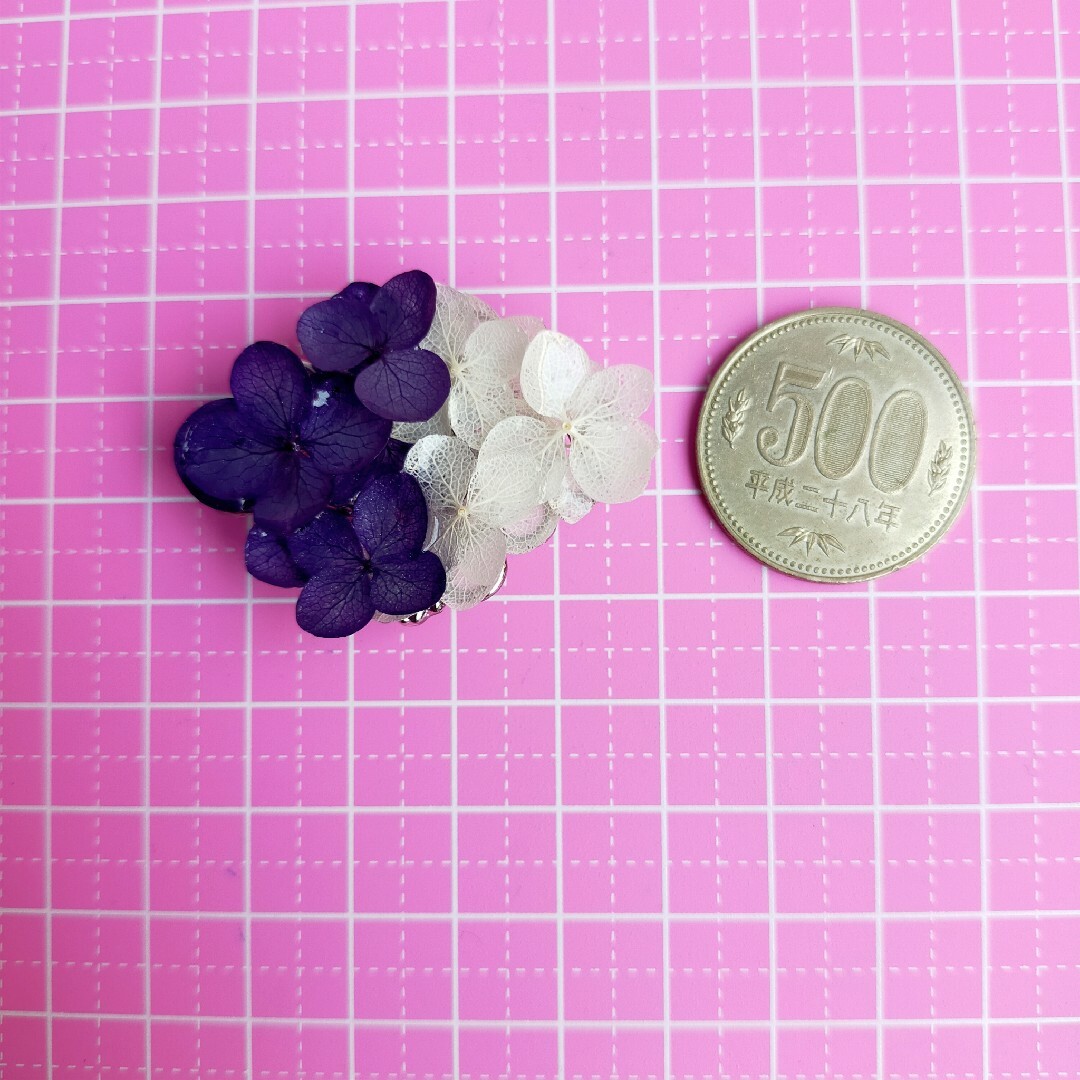 紫陽花の帯留め　本物　ネイビー／ホワイト　和装小物　ハンドメイド　アジサイ レディースの水着/浴衣(和装小物)の商品写真