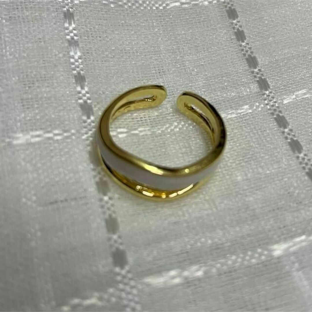 オープンリング　指輪　ゴールド×ホワイト　白　サイズフリー　韓国　新品 レディースのアクセサリー(リング(指輪))の商品写真