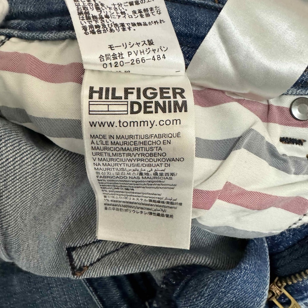 TOMMY HILFIGER(トミーヒルフィガー)のTOMMY HILFIGER  ヒルフィガーデニム ジーンズ  サイドに赤ライン メンズのパンツ(デニム/ジーンズ)の商品写真