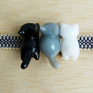 猫の帯留め　モノトーンな三匹の猫　和装小物　ハンドメイド　ねこ　ネコ(和装小物)