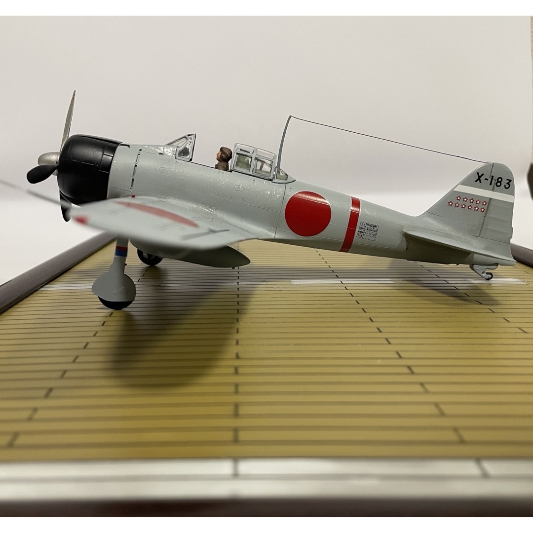 1/48 零戦21型プラモデル完成品(ジオラマ台座付) エンタメ/ホビーのテーブルゲーム/ホビー(模型製作用品)の商品写真