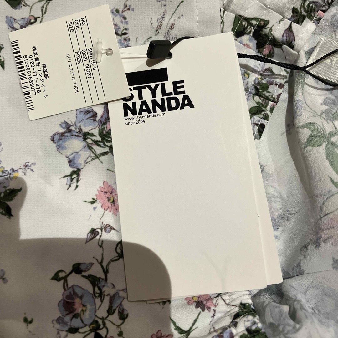 STYLENANDA(スタイルナンダ)の未使用 STYLE NANDA 小花柄 白 ホワイト オフショルダー 半袖 レディースのトップス(Tシャツ(半袖/袖なし))の商品写真