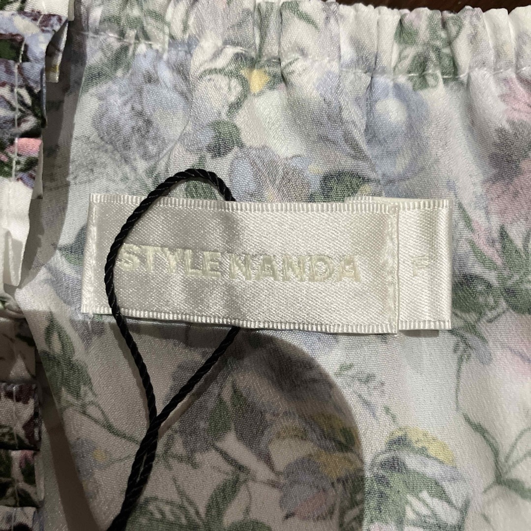 STYLENANDA(スタイルナンダ)の未使用 STYLE NANDA 小花柄 白 ホワイト オフショルダー 半袖 レディースのトップス(Tシャツ(半袖/袖なし))の商品写真